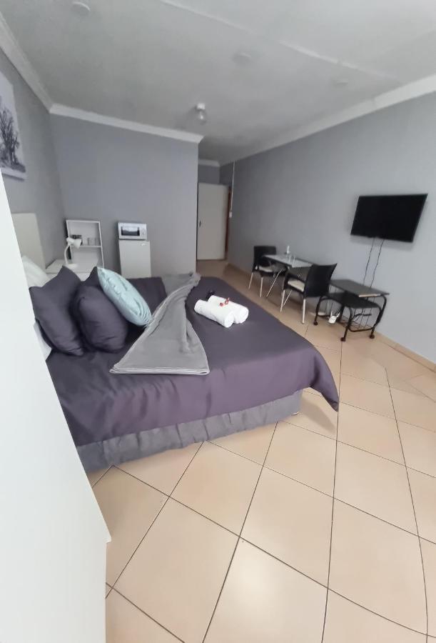 Stay At Home Airport Lodge Kempton Park Exterior photo