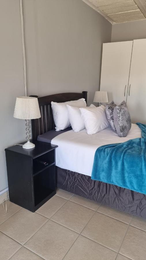 Stay At Home Airport Lodge Kempton Park Exterior photo