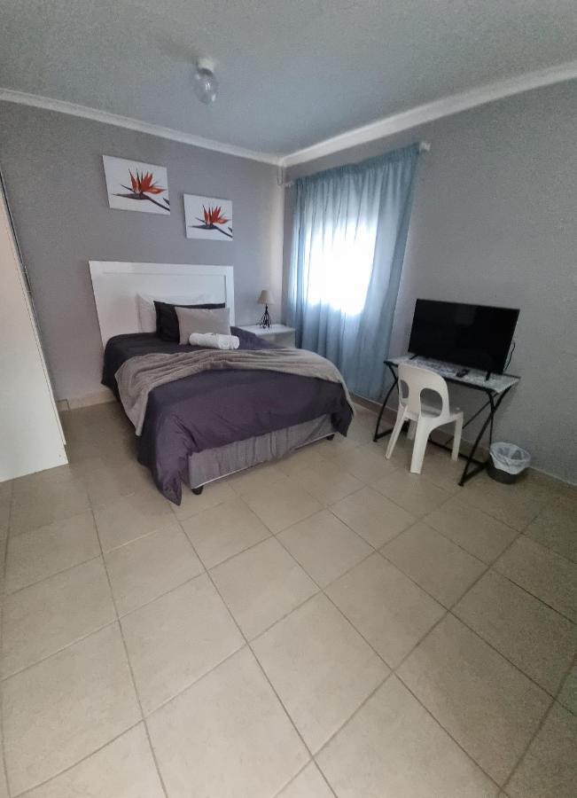 Stay At Home Airport Lodge Kempton Park Exterior photo