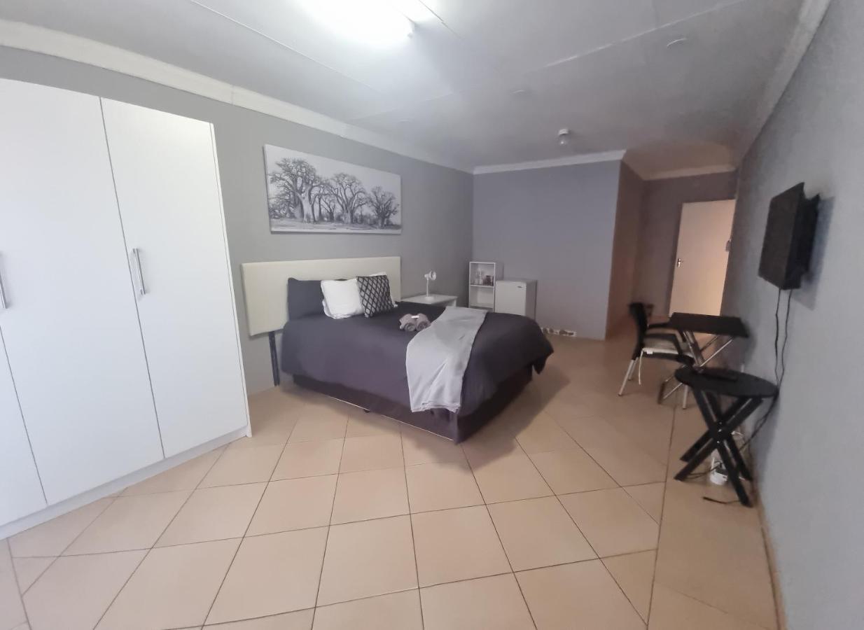 Stay At Home Airport Lodge Kempton Park Exterior photo