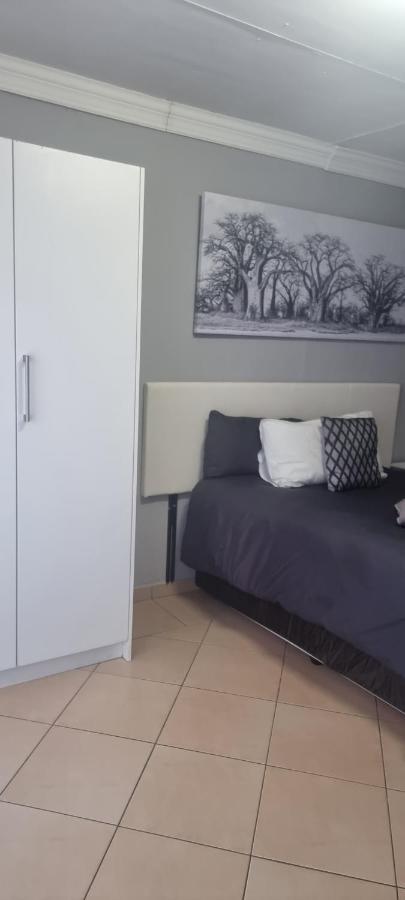 Stay At Home Airport Lodge Kempton Park Exterior photo